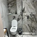 στο δεύτερο όροφο شقة *