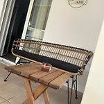 στο δεύτερο όροφο شقة *