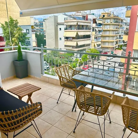 Apartamento στο δεύτερο όροφο *